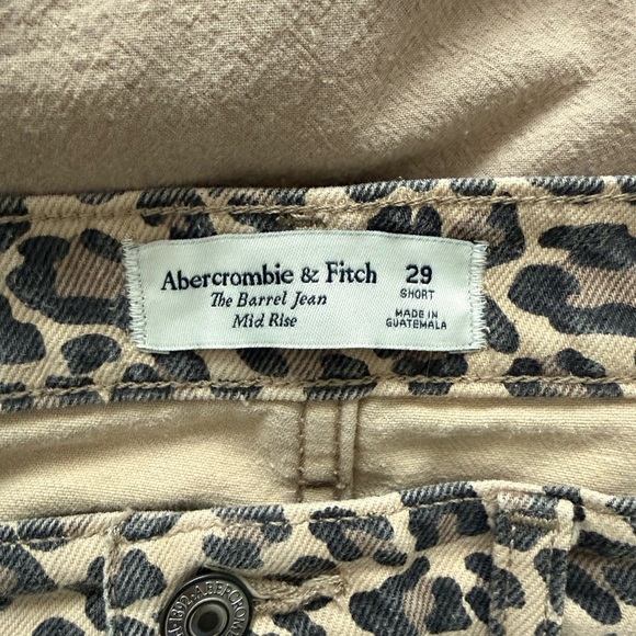 Abercrombie & Fitch Leopard Print Mid-Rise Barrel leg Jeans in Tan and Black - Picture 3 of 4